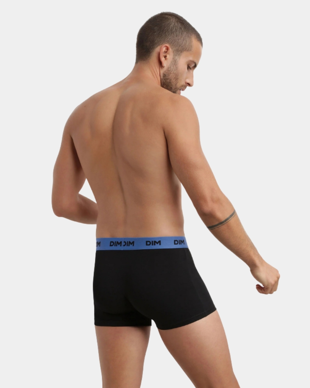 Boxer DIM para homem preto com cós azul vista de costas