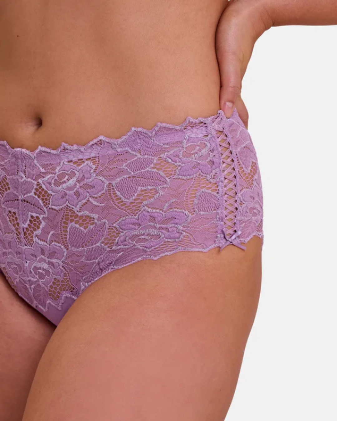 Vista lateral da Cueca Alta Arum Sans Complexe em lilás