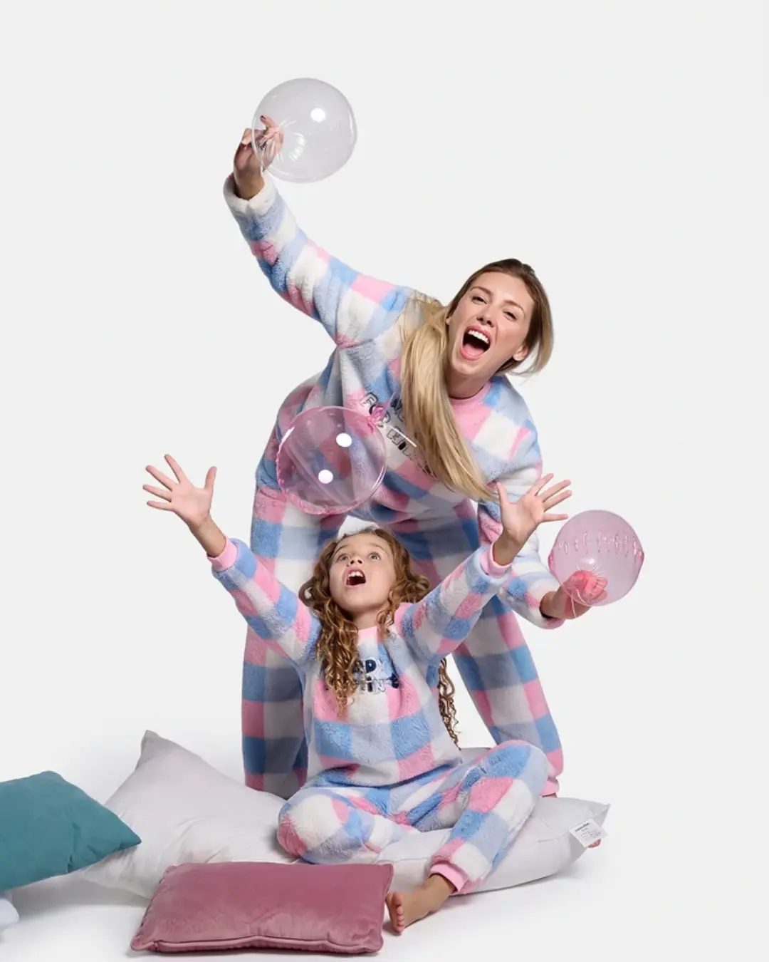 Mãe e filha com pijamas polares Ysabel Mora em rosa, azul e branco