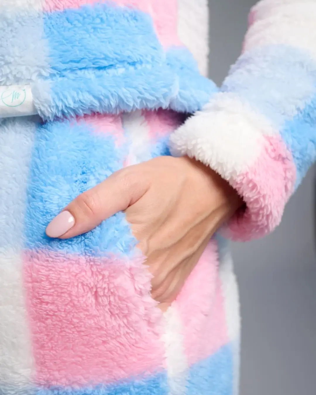Textura fofinha do pijama polar de mulher Ysabel Mora com quadrados multicoloridos
